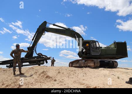 Des soldats du 106th Engineer Detachment (Quarry) travaillent à un projet de forage de trous pour une démolition de carrière le 7 juin 2024, à Fort McCoy, Wisconsin. Les soldats du 106th subissaient une explosion le 8-9 juin à Fort McCoy quand ils ont coordonné une paire de démolitions de carrières à l’installation pour aider à démonter une colline de grès qui fait partie d’un projet de troupes en cours au poste. Le 106th fait partie de la Garde nationale du Wisconsin et est une unité unique - l'une des six seulement dans l'armée - qui effectue des opérations de carrière. (Photo de l'armée américaine par Scott T. Sturkol, Bureau des affaires publiques, Fort McCoy, Wisconsin.) Banque D'Images