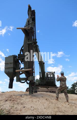 Des soldats du 106th Engineer Detachment (Quarry) travaillent à un projet de forage de trous pour une démolition de carrière le 7 juin 2024, à Fort McCoy, Wisconsin. Les soldats du 106th subissaient une explosion le 8-9 juin à Fort McCoy quand ils ont coordonné une paire de démolitions de carrières à l’installation pour aider à démonter une colline de grès qui fait partie d’un projet de troupes en cours au poste. Le 106th fait partie de la Garde nationale du Wisconsin et est une unité unique - l'une des six seulement dans l'armée - qui effectue des opérations de carrière. (Photo de l'armée américaine par Scott T. Sturkol, Bureau des affaires publiques, Fort McCoy, Wisconsin.) Banque D'Images