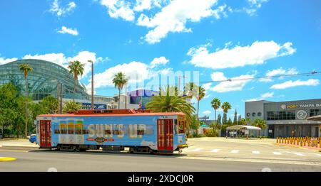 TAMPA, FLORIDE - 3 mai 2024 : avec 2 aéroports, 100 miles de plages, un port de croisière et de nombreuses attractions, la région de Tampa, St Pete, Clearwater est l'un des Banque D'Images