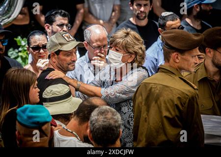 Oren Smadga, père du soldat Omer Smadga, regarde le cercueil de son fils lors de sa cérémonie funéraire au cimetière militaire de Netanya. Smadga est morte jeudi au combat avec le Hamas dans la bande de Gaza. Son père, Oren, a parlé par-dessus sa tombe et a appelé les FDI à continuer à se battre aussi dur que possible, 'je dis aux soldats ici de garder la tête haute. Continuez aussi dur que possible. N'arrête pas jusqu'à ce qu'on gagne. C'est mon message à quiconque au combat. AM Israel Hai. Oren Smadga est le médaillé olympique israélien en judo des Jeux Olympiques de Barcelone 1992 et l'entraîneur actuel du thé judo israélien Banque D'Images