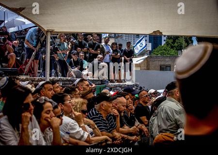 Les personnes en deuil rendent leur dernier respect lors de la cérémonie funéraire du soldat Omer Smadga au cimetière militaire de Netanya. Smadga est morte jeudi au combat avec le Hamas dans la bande de Gaza. Son père, Oren, a parlé par-dessus sa tombe et a appelé les FDI à continuer à se battre aussi dur que possible, 'je dis aux soldats ici de garder la tête haute. Continuez aussi dur que possible. N'arrête pas jusqu'à ce qu'on gagne. C'est mon message à quiconque au combat. AM Israel Hai. Oren Smadga est le médaillé olympique israélien en judo des Jeux Olympiques de Barcelone 1992 et l'entraîneur actuel de l'équipe israélienne de judo. Banque D'Images