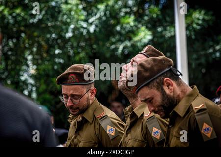 Les soldats israéliens ont éclaté en larmes lors de la cérémonie funéraire du soldat Omer Smadga tombé au combat, au cimetière militaire de Netanya. Smadga est morte jeudi au combat avec le Hamas dans la bande de Gaza. Son père, Oren, a parlé par-dessus sa tombe et a appelé les FDI à continuer à se battre aussi dur que possible, 'je dis aux soldats ici de garder la tête haute. Continuez aussi dur que possible. N'arrête pas jusqu'à ce qu'on gagne. C'est mon message à quiconque au combat. AM Israel Hai. Oren Smadga est le médaillé olympique israélien en judo des Jeux Olympiques de Barcelone 1992 et l'entraîneur actuel de l'équipe israélienne de judo. Banque D'Images