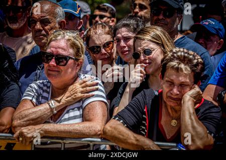 Les personnes en deuil pleurent lors de la cérémonie funéraire du soldat Omer Smadga mort, au cimetière militaire de Netanya. Smadga est morte jeudi au combat avec le Hamas dans la bande de Gaza. Son père, Oren, a parlé par-dessus sa tombe et a appelé les FDI à continuer à se battre aussi dur que possible, 'je dis aux soldats ici de garder la tête haute. Continuez aussi dur que possible. N'arrête pas jusqu'à ce qu'on gagne. C'est mon message à quiconque au combat. AM Israel Hai. Oren Smadga est le médaillé olympique israélien en judo des Jeux Olympiques de Barcelone 1992 et l'entraîneur actuel de l'équipe israélienne de judo. Banque D'Images