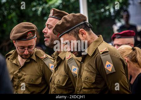 Les soldats israéliens ont éclaté en larmes lors de la cérémonie funéraire du soldat Omer Smadga tombé au combat, au cimetière militaire de Netanya. Smadga est morte jeudi au combat avec le Hamas dans la bande de Gaza. Son père, Oren, a parlé par-dessus sa tombe et a appelé les FDI à continuer à se battre aussi dur que possible, 'je dis aux soldats ici de garder la tête haute. Continuez aussi dur que possible. N'arrête pas jusqu'à ce qu'on gagne. C'est mon message à quiconque au combat. AM Israel Hai. Oren Smadga est le médaillé olympique israélien en judo des Jeux Olympiques de Barcelone 1992 et l'entraîneur actuel de l'équipe israélienne de judo. Banque D'Images