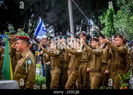 Un garde d’honneur israélien a tiré ses armes lors de la cérémonie funéraire du soldat Omer Smadga au cimetière militaire de Netanya. Smadga est morte jeudi au combat avec le Hamas dans la bande de Gaza. Son père, Oren, a parlé par-dessus sa tombe et a appelé les FDI à continuer à se battre aussi dur que possible, 'je dis aux soldats ici de garder la tête haute. Continuez aussi dur que possible. N'arrête pas jusqu'à ce qu'on gagne. C'est mon message à quiconque au combat. AM Israel Hai. Oren Smadga est le médaillé olympique israélien en judo des Jeux Olympiques de Barcelone 1992 et l'entraîneur actuel de l'équipe israélienne de judo. Banque D'Images