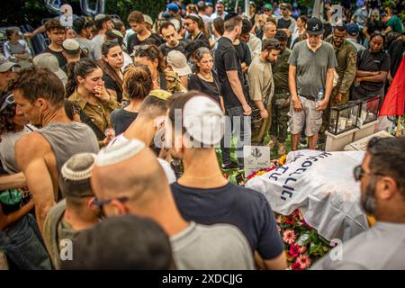 Les personnes en deuil se rassemblent autour de la tombe du soldat mort Omer Smadga, lors de sa cérémonie funéraire au cimetière militaire de Netanya. Smadga est morte jeudi au combat avec le Hamas dans la bande de Gaza. Son père, Oren, a parlé par-dessus sa tombe et a appelé les FDI à continuer à se battre aussi dur que possible, 'je dis aux soldats ici de garder la tête haute. Continuez aussi dur que possible. N'arrête pas jusqu'à ce qu'on gagne. C'est mon message à quiconque au combat. AM Israel Hai. Oren Smadga est le médaillé olympique israélien en judo des Jeux Olympiques de Barcelone 1992 et l'entraîneur actuel de l'équipe israélienne de judo. Banque D'Images