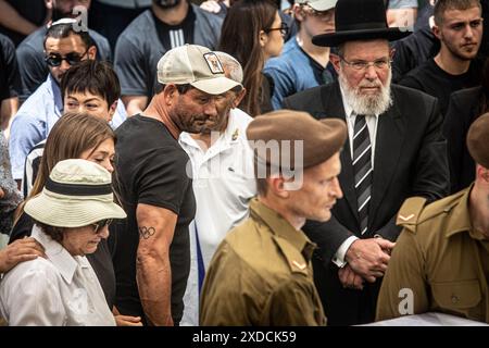 Oren Smadga, père du soldat Omer Smadga, regarde le cercueil de son fils lors de sa cérémonie funéraire au cimetière militaire de Netanya. Smadga est morte jeudi au combat avec le Hamas dans la bande de Gaza. Son père, Oren, a parlé par-dessus sa tombe et a appelé les FDI à continuer à se battre aussi dur que possible, 'je dis aux soldats ici de garder la tête haute. Continuez aussi dur que possible. N'arrête pas jusqu'à ce qu'on gagne. C'est mon message à quiconque au combat. AM Israel Hai. Oren Smadga est le médaillé olympique israélien en judo des Jeux Olympiques de Barcelone 1992 et l'entraîneur actuel du thé judo israélien Banque D'Images