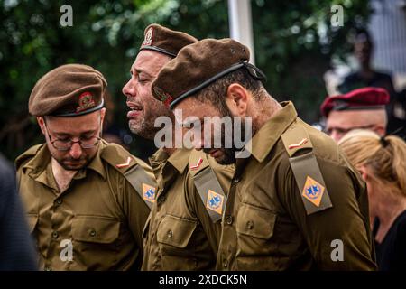 Les soldats israéliens ont éclaté en larmes lors de la cérémonie funéraire du soldat Omer Smadga tombé au combat, au cimetière militaire de Netanya. Smadga est morte jeudi au combat avec le Hamas dans la bande de Gaza. Son père, Oren, a parlé par-dessus sa tombe et a appelé les FDI à continuer à se battre aussi dur que possible, 'je dis aux soldats ici de garder la tête haute. Continuez aussi dur que possible. N'arrête pas jusqu'à ce qu'on gagne. C'est mon message à quiconque au combat. AM Israel Hai. Oren Smadga est le médaillé olympique israélien en judo des Jeux Olympiques de Barcelone 1992 et l'entraîneur actuel de l'équipe israélienne de judo. (Photo b Banque D'Images