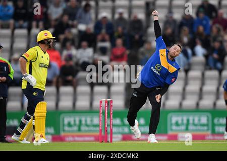 Southampton, Royaume-Uni. 21 juin 2024.Ollie Robinson du Sussex Sharks au bowling lors du match Vitality Blast entre les Hampshire Hawks et les Sussex Sharks au Utilita Bowl. Crédit : Dave Vokes/Alamy Live News Banque D'Images