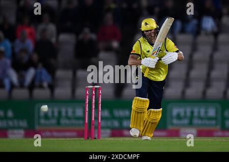 Southampton, Royaume-Uni. 21 juin 2024. Joe Weatherley des Hampshire Hawks battant lors du Vitality Blast match entre les Hampshire Hawks et les Sussex Sharks au Utilita Bowl. Crédit : Dave Vokes/Alamy Live News Banque D'Images