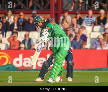 . Northampton, Royaume-Uni. 21 juin 2024. Le joueur des Leicestershire Foxes, Rishi Patel, frappe le ballon dans le Vitality Blast T20 contre Northampton Steel Backs au Northampton Credit : Clive Stapleton/Alamy Live News Banque D'Images