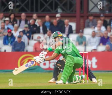 Northampton, Royaume-Uni. 21 juin 2024. Le joueur des Leicestershire Foxes, Rishi Patel, frappe le ballon dans le Vitality Blast T20 contre Northampton Steel Backs au Northampton Credit : Clive Stapleton/Alamy Live News Banque D'Images