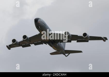 60-0333 'High Life', un Boeing KC-135R Stratotanker exploité par l'United States Air Force, arrive à RAF Fairford dans le Gloucestershire, en Angleterre pour participer au Royal International Air Tattoo 2023 (RIAT23). L'avion est basé à la RAF Mildenhall dans le Suffolk, en Angleterre, avec la 100th Air ravitaillement Wing. Banque D'Images