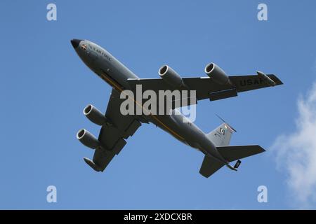 60-0333 'High Life', un Boeing KC-135R Stratotanker exploité par l'United States Air Force, arrive à RAF Fairford dans le Gloucestershire, en Angleterre pour participer au Royal International Air Tattoo 2023 (RIAT23). L'avion est basé à la RAF Mildenhall dans le Suffolk, en Angleterre, avec la 100th Air ravitaillement Wing. Banque D'Images