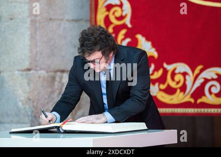 Madrid, Espagne. 21 juin 2024. Javier Milei, président de l'Argentine, signe le livre d'honneur de Madrid, à la Real Casa de Correos, lors de la cérémonie de remise de la Médaille internationale de la Communauté de Madrid, dans le centre de la capitale. Le président argentin Javier Milei s'est rendu personnellement en Espagne pour recevoir la médaille internationale de la Communauté de Madrid et recevoir le prix de l'association Juan de Mariana lors du 'dîner de la liberté'. (Photo de Luis Soto/SOPA images/SIPA USA) crédit : SIPA USA/Alamy Live News Banque D'Images