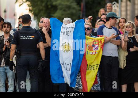 Madrid, Espagne. 21 juin 2024. Les gens tiennent un drapeau de l'Argentine et de l'Espagne, au Casino de Madrid avant l'arrivée de Javier Milei, président de l'Argentine, pour recevoir le prix de l'association Juan de Mariana lors du 'dîner de la liberté'. Le président argentin Javier Milei s'est rendu personnellement en Espagne pour recevoir la médaille internationale de la Communauté de Madrid et recevoir le prix de l'association Juan de Mariana lors du 'dîner de la liberté'. (Photo de Luis Soto/SOPA images/SIPA USA) crédit : SIPA USA/Alamy Live News Banque D'Images