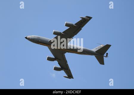60-0333 'High Life', un Boeing KC-135R Stratotanker exploité par l'United States Air Force, arrive à RAF Fairford dans le Gloucestershire, en Angleterre pour participer au Royal International Air Tattoo 2023 (RIAT23). L'avion est basé à la RAF Mildenhall dans le Suffolk, en Angleterre, avec la 100th Air ravitaillement Wing. Banque D'Images