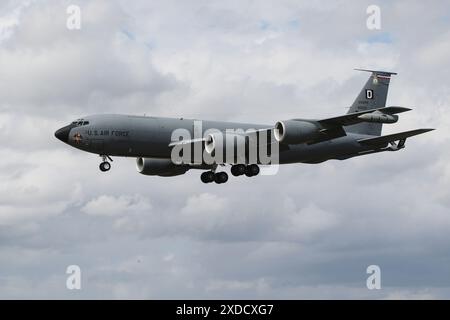 60-0333 'High Life', un Boeing KC-135R Stratotanker exploité par l'United States Air Force, arrive à RAF Fairford dans le Gloucestershire, en Angleterre pour participer au Royal International Air Tattoo 2023 (RIAT23). L'avion est basé à la RAF Mildenhall dans le Suffolk, en Angleterre, avec la 100th Air ravitaillement Wing. Banque D'Images