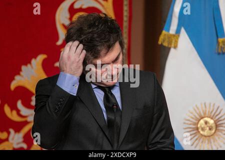 Madrid, Espagne. 21 juin 2024. Le Président de la République Argentine, Javier Milei, lors de la cérémonie de remise de la distinction honorifique de la Médaille internationale de la Communauté de Madrid à la Real Casa de Correos à Madrid, Espagne. La présidente de la Communauté de Madrid, Isabel Díaz Ayuso, a reçu cet après-midi à la Real Casa de Correos, siège de l'exécutif régional, le président de l'Argentine, Javier Milei, à qui elle a décerné la Médaille internationale de la Communauté de Madrid. Crédit : SOPA images Limited/Alamy Live News Banque D'Images