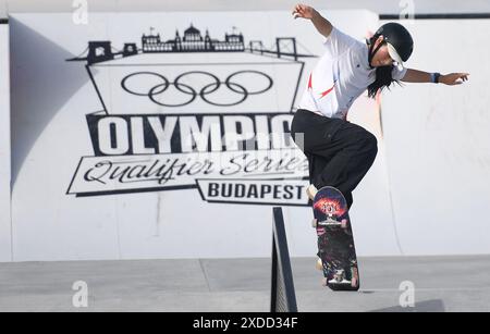 Budapest, Hongrie. 21 juin 2024. Zhang Yan, de Chine, participe aux préliminaires de rue féminines de skateboard à la série qualificative olympique Budapest à Budapest, Hongrie, le 21 juin 2024. Crédit : HE Canling/Xinhua/Alamy Live News Banque D'Images