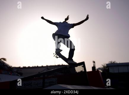 Budapest, Hongrie. 21 juin 2024. Roos Zwetsloot, des pays-Bas, participe aux préliminaires de rue féminines de skateboard à la série qualificative olympique Budapest à Budapest, Hongrie, le 21 juin 2024. Crédit : HE Canling/Xinhua/Alamy Live News Banque D'Images