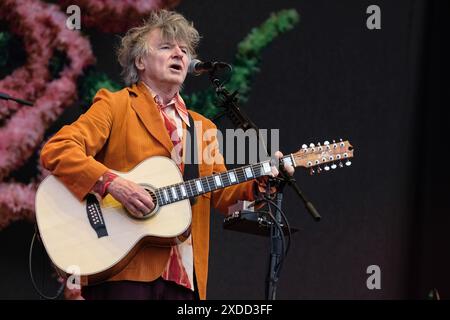 Newport, Royaume-Uni. 21 juin 2024. Neil Mullane Finn OBE, chanteur et guitariste né en Nouvelle-Zélande, se produit en direct sur scène avec le groupe de rock australien Crowded House au festival de l'île de Wight. Crowded House est formé à Melbourne, Victoria, Australie en 1985. Ses membres fondateurs étaient le Néo-Zélandais Neil Finn et les Australiens Paul Hester et Nick Seymour, également connus sous le nom de Mullanes (photo de Dawn Fletcher-Park/SOPA images/Sipa USA) crédit : Sipa USA/Alamy Live News Banque D'Images