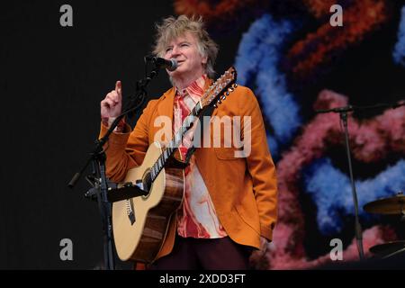 Newport, Royaume-Uni. 21 juin 2024. Neil Mullane Finn OBE, chanteur et guitariste né en Nouvelle-Zélande, se produit en direct sur scène avec le groupe de rock australien Crowded House au festival de l'île de Wight. Crowded House est formé à Melbourne, Victoria, Australie en 1985. Ses membres fondateurs étaient le Néo-Zélandais Neil Finn et les Australiens Paul Hester et Nick Seymour, également connus sous le nom de Mullanes (photo de Dawn Fletcher-Park/SOPA images/Sipa USA) crédit : Sipa USA/Alamy Live News Banque D'Images