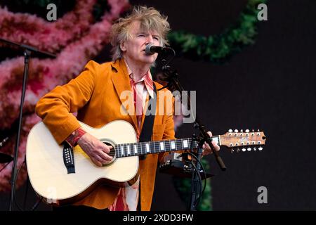 Newport, Royaume-Uni. 21 juin 2024. Neil Mullane Finn OBE, chanteur et guitariste né en Nouvelle-Zélande, se produit en direct sur scène avec le groupe de rock australien Crowded House au festival de l'île de Wight. Crowded House est formé à Melbourne, Victoria, Australie en 1985. Ses membres fondateurs étaient le Néo-Zélandais Neil Finn et les Australiens Paul Hester et Nick Seymour, également connus sous le nom de Mullanes Credit : SOPA images Limited/Alamy Live News Banque D'Images