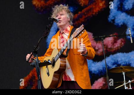 Newport, Royaume-Uni. 21 juin 2024. Neil Mullane Finn OBE, chanteur et guitariste né en Nouvelle-Zélande, se produit en direct sur scène avec le groupe de rock australien Crowded House au festival de l'île de Wight. Crowded House est formé à Melbourne, Victoria, Australie en 1985. Ses membres fondateurs étaient le Néo-Zélandais Neil Finn et les Australiens Paul Hester et Nick Seymour, également connus sous le nom de Mullanes (photo de Dawn Fletcher-Park/SOPA images/Sipa USA) crédit : Sipa USA/Alamy Live News Banque D'Images
