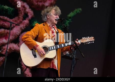 Newport, Royaume-Uni. 21 juin 2024. Neil Mullane Finn OBE, chanteur et guitariste né en Nouvelle-Zélande, se produit en direct sur scène avec le groupe de rock australien Crowded House au festival de l'île de Wight. Crowded House est formé à Melbourne, Victoria, Australie en 1985. Ses membres fondateurs étaient le Néo-Zélandais Neil Finn et les Australiens Paul Hester et Nick Seymour, également connus sous le nom de Mullanes (photo de Dawn Fletcher-Park/SOPA images/Sipa USA) crédit : Sipa USA/Alamy Live News Banque D'Images