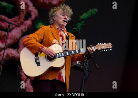 Newport, Royaume-Uni. 21 juin 2024. Neil Mullane Finn OBE, chanteur et guitariste né en Nouvelle-Zélande, se produit en direct sur scène avec le groupe de rock australien Crowded House au festival de l'île de Wight. Crowded House est formé à Melbourne, Victoria, Australie en 1985. Ses membres fondateurs étaient le Néo-Zélandais Neil Finn et les Australiens Paul Hester et Nick Seymour, également connus sous le nom de Mullanes (photo de Dawn Fletcher-Park/SOPA images/Sipa USA) crédit : Sipa USA/Alamy Live News Banque D'Images