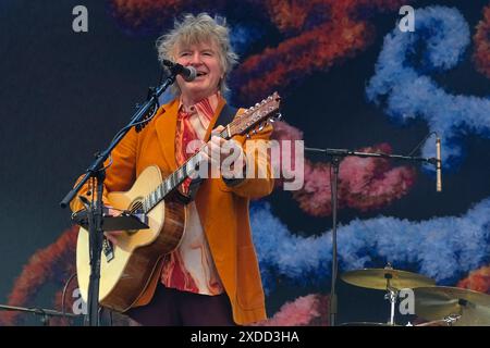 Newport, Royaume-Uni. 21 juin 2024. Neil Mullane Finn OBE, chanteur et guitariste né en Nouvelle-Zélande, se produit en direct sur scène avec le groupe de rock australien Crowded House au festival de l'île de Wight. Crowded House est formé à Melbourne, Victoria, Australie en 1985. Ses membres fondateurs étaient le Néo-Zélandais Neil Finn et les Australiens Paul Hester et Nick Seymour, également connus sous le nom de Mullanes Credit : SOPA images Limited/Alamy Live News Banque D'Images