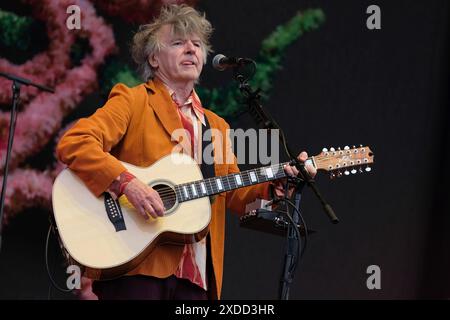 Newport, Royaume-Uni. 21 juin 2024. Neil Mullane Finn OBE, chanteur et guitariste né en Nouvelle-Zélande, se produit en direct sur scène avec le groupe de rock australien Crowded House au festival de l'île de Wight. Crowded House est formé à Melbourne, Victoria, Australie en 1985. Ses membres fondateurs étaient le Néo-Zélandais Neil Finn et les Australiens Paul Hester et Nick Seymour, également connus sous le nom de Mullanes Credit : SOPA images Limited/Alamy Live News Banque D'Images
