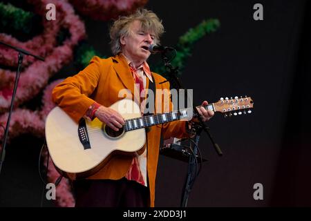 Newport, Royaume-Uni. 21 juin 2024. Neil Mullane Finn OBE, chanteur et guitariste né en Nouvelle-Zélande, se produit en direct sur scène avec le groupe de rock australien Crowded House au festival de l'île de Wight. Crowded House est formé à Melbourne, Victoria, Australie en 1985. Ses membres fondateurs étaient le Néo-Zélandais Neil Finn et les Australiens Paul Hester et Nick Seymour, également connus sous le nom de Mullanes Credit : SOPA images Limited/Alamy Live News Banque D'Images
