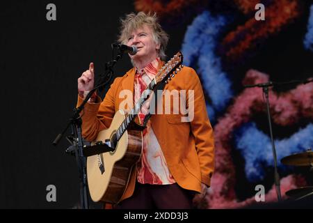 Newport, Royaume-Uni. 21 juin 2024. Neil Mullane Finn OBE, chanteur et guitariste né en Nouvelle-Zélande, se produit en direct sur scène avec le groupe de rock australien Crowded House au festival de l'île de Wight. Crowded House est formé à Melbourne, Victoria, Australie en 1985. Ses membres fondateurs étaient le Néo-Zélandais Neil Finn et les Australiens Paul Hester et Nick Seymour, également connus sous le nom de Mullanes Credit : SOPA images Limited/Alamy Live News Banque D'Images