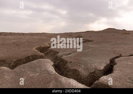 Fissures dans les montagnes sur le sol de rivières coulantes. Banque D'Images