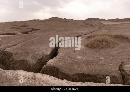 Fissures dans les montagnes sur le sol de rivières coulantes. Banque D'Images