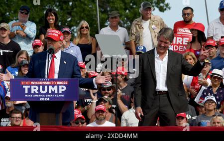 18 juin 2024, racine, Wisconsin, États-Unis : DONALD J. TRUMP, candidat présidentiel républicain présumé, organise un rassemblement mardi 18 juin 2024 au Festival Hall Park à racine, Wisconsin et présente ERIC HOVDE qui se présente pour déloger le sénateur démocrate du Wisconsin sortant Tammy Baldwin. (Crédit image : © Mark Hertzberg/ZUMA Press Wire) USAGE ÉDITORIAL SEULEMENT! Non destiné à UN USAGE commercial ! Banque D'Images