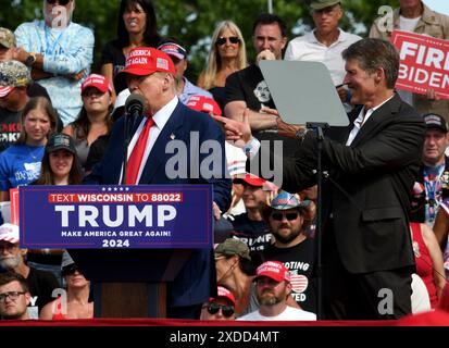 Racine, Wisconsin, États-Unis. 18 juin 2024. Le candidat présidentiel républicain présumé DONALD J. TRUMP tient un rassemblement mardi 18 juin 2024 au Festival Hall Park à racine, Wisconsin, et présente ERIC HOVDE qui se présente pour déloger le sénateur démocrate sortant Tammy Baldwin. (Crédit image : © Mark Hertzberg/ZUMA Press Wire) USAGE ÉDITORIAL SEULEMENT! Non destiné à UN USAGE commercial ! Banque D'Images