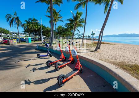 Scooters électriques rouges à louer, Strand Park, Townsville, Far North Queensland, FNQ, Queensland, Australie Banque D'Images