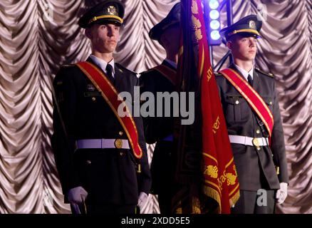 Non exclusif : KIEV, UKRAINE - 21 JUIN 2024 - les gardes d'honneur se tiennent à l'attention avec le drapeau de combat de l'institution universitaire pendant la remise des diplômes Banque D'Images