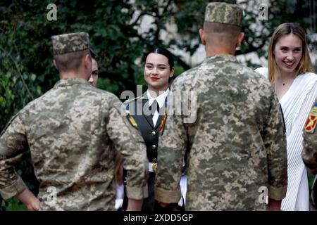 Non exclusif : KIEV, UKRAINE - 21 JUIN 2024 - la cérémonie de remise des diplômes des lieutenants est en cours à l'Institut militaire de Taras Shevchenko Na Banque D'Images