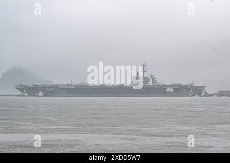 Séoul, CORÉE DU SUD. 22 juin 2024. 22 juin 2024-Séoul, Corée du Sud-le porte-avions à propulsion nucléaire USS Theodore Roosevelt arrive à une base navale dans la ville portuaire de Busan, dans le sud-est du pays, le 22 juin 2024, sur cette photo fournie par la Marine. L'USS Theodore Roosevelt (CVN-71) est arrivé samedi dans un port naval de la ville de Busan, dans le sud-est du pays, a déclaré la Marine, dans une démonstration de force contre les menaces nord-coréennes en évolution enhardies par l'approfondissement de la coopération militaire du Nord avec la Russie. (Crédit image : © Ministère de la Défense via ZUMA Press Wire) USAGE ÉDITORIAL SEULEMENT! Non destiné à UN USAGE commercial ! C Banque D'Images