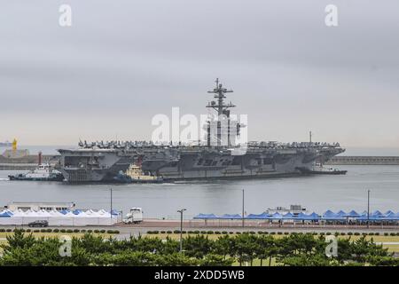 Séoul, CORÉE DU SUD. 22 juin 2024. 22 juin 2024-Séoul, Corée du Sud-le porte-avions à propulsion nucléaire USS Theodore Roosevelt arrive à une base navale dans la ville portuaire de Busan, dans le sud-est du pays, le 22 juin 2024, sur cette photo fournie par la Marine. L'USS Theodore Roosevelt (CVN-71) est arrivé samedi dans un port naval de la ville de Busan, dans le sud-est du pays, a déclaré la Marine, dans une démonstration de force contre les menaces nord-coréennes en évolution enhardies par l'approfondissement de la coopération militaire du Nord avec la Russie. (Crédit image : © Ministère de la Défense via ZUMA Press Wire) USAGE ÉDITORIAL SEULEMENT! Non destiné à UN USAGE commercial ! C Banque D'Images