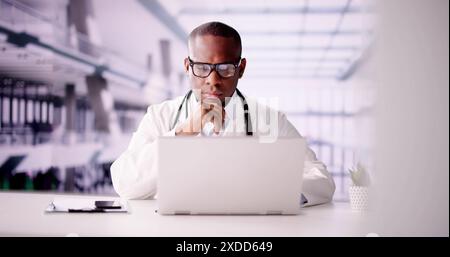 Médecin afro-américain menant des consultations de télésanté dans le cadre d'un hôpital virtuel, mettant en valeur la diversité dans les soins de santé par le biais de services en ligne Banque D'Images