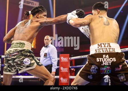 Las Vegas, Nevada, États-Unis. 21 juin 2024. Bryan Polaco (à gauche) et Richard Acevedo (à droite) échangent des coups de poing lors de leur combat des poids moyens au BleauLive Theater au Fontainebleau Las Vegas le 21 juin 2024 à Las Vegas, Nevada. Christopher Trim/CSM/Alamy Live News Banque D'Images