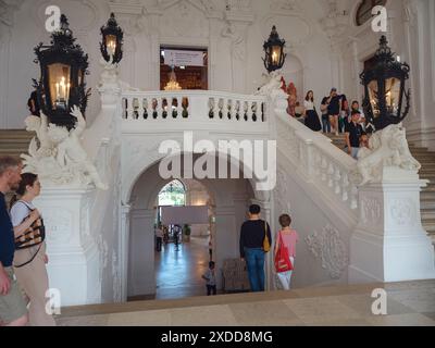 Wien, Autriche - 28 juillet 2023 : intérieur impressionnant de la salle dans le palais du Belvédère supérieur à Vienne avec escalier décoré de reliefs en stuc blanc, scu Banque D'Images