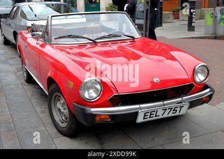 Vue avant de la FIAT 124 Sport Spider rouge Banque D'Images