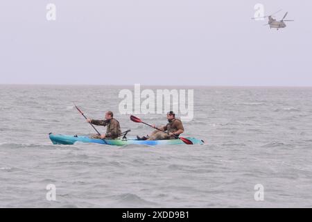 11 juin 2024 - NAS Key West, Floride, États-Unis - les concurrents de la compétition de la meilleure équipe de combat Diver de l'USASOC 2024 de l'US Army Special Operations Command (USASOC) prennent part à une course de kayak après un hélicoptère au centre de guerre spécial John F. Kennedy de l'armée américaine et à la zone de chute d'eau de Patton de l'école, au NAS Key West, Floride le 11 juin 2024. Douze équipes ont participé à l'événement pour tester les compétences et les capacités des plongeurs de combat, construire l'esprit de corps entre les organisations et faire progresser les capacités des plongeurs militaires. (Crédit image : © U.S. Army/ZUMA Press Wire) USAGE ÉDITORIAL SEULEMENT! Non destiné à UN USAGE commercial ! Banque D'Images