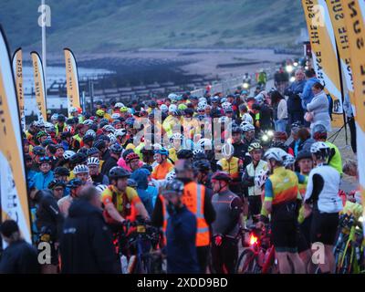 Minster on Sea, Kent, Royaume-Uni. 22 juin 2024. Un millier de cyclistes sont partis de Minster on Sea, Kent au lever du soleil ce matin pour chasser le soleil 205 miles à travers l'Angleterre dans l'espoir d'atteindre Weston-super-Mare, Somerset. La course non compétitive à participation de masse a lieu aussi près que possible du Solstice d'été et est connue sous le nom de Chase the Sun South - l'événement annuel a été fondé en 2008. Crédit : James Bell/Alamy Live News Banque D'Images